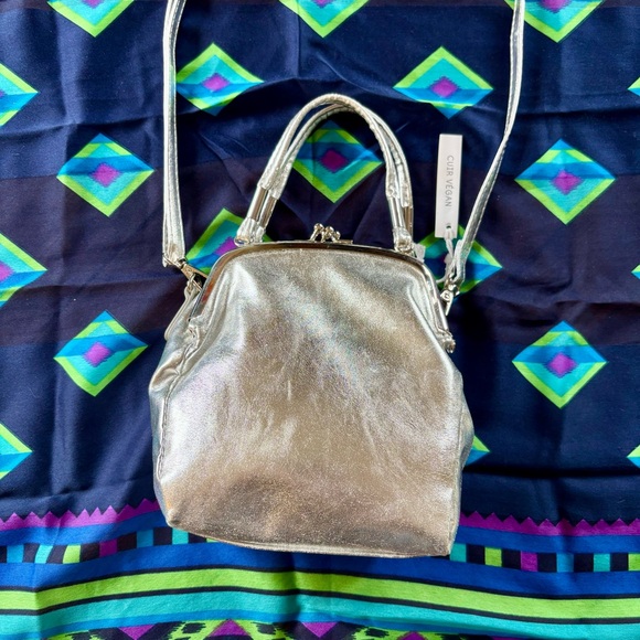 🩶 UO Silver Vegan Leather Crossbody Mini Purse w/ Kiss Lock Snap Closure NWT 🩶 - Picture 6 of 12